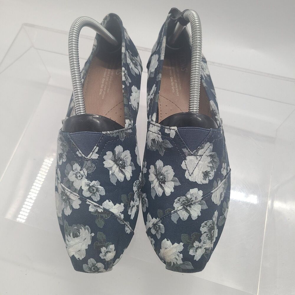 Toms Women's Classic Alpargata Flats in a Navy Floral Canvas Print. US Sz 9